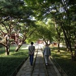 Mönch und Mann spazieren zum Vorbereitungskomplex