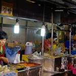 Straßenstand mit "Mittelalten Frauen", Fastfood auf Koreanisch, mal lecker mal eine Katastrophe