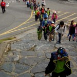 Kinder besuchen die Aussichtsplatform