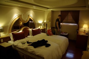 Unser Hotel ;) Endlich ein normales Bett, ein großes Zimmer, ein extra Bad mit Whirlpool !!!